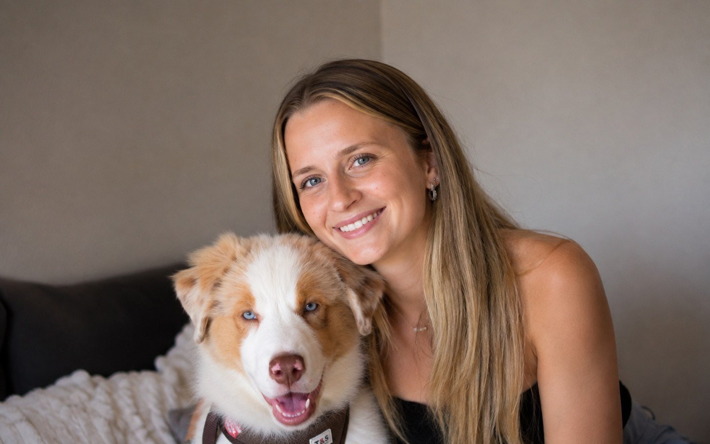 Hannah Wosnitza mit ihrem Australian-Shepherd-Welpen Mailo